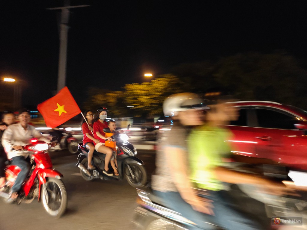 Thử thách chụp đêm chung kết AFF Suzuki Cup 2018 bằng Oppo R17 Pro: nhiều cảm xúc và bất ngờ! - Ảnh 3. Thử thách chụp đêm chung kết AFF Suzuki Cup 2018 bằng Oppo R17 Pro: nhiều cảm xúc và bất ngờ! - Ảnh 3.