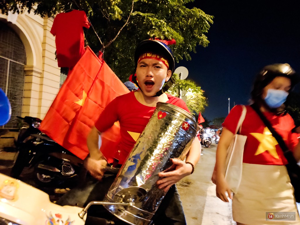 Thử thách chụp đêm chung kết AFF Suzuki Cup 2018 bằng Oppo R17 Pro: nhiều cảm xúc và bất ngờ! - Ảnh 5. Thử thách chụp đêm chung kết AFF Suzuki Cup 2018 bằng Oppo R17 Pro: nhiều cảm xúc và bất ngờ! - Ảnh 5.