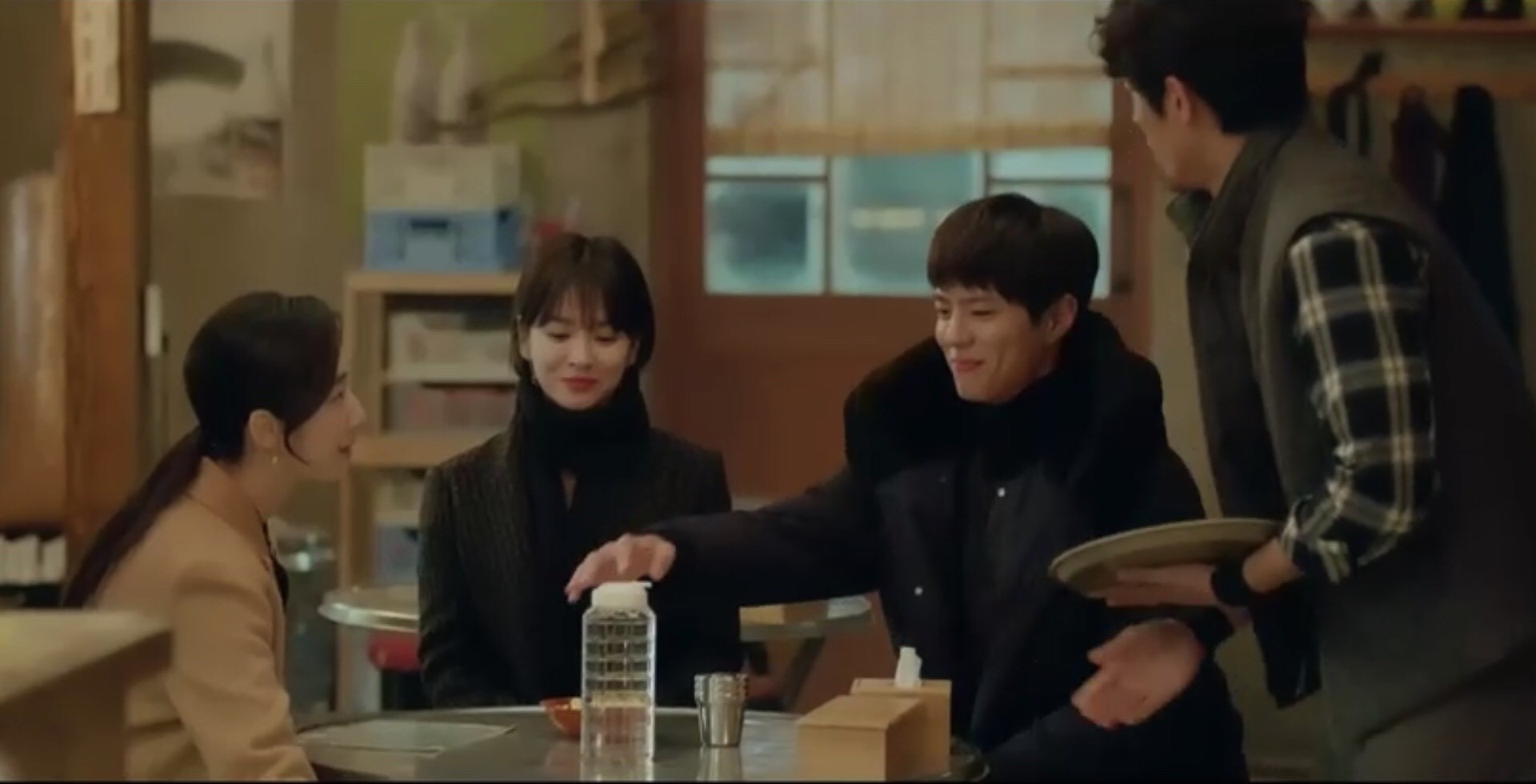 Thả thính dồn dập, cuối cùng Park Bo Gum cũng cưa được chị sếp Song Hye Kyo trong Encounter - Ảnh 4. Thả thính dồn dập, cuối cùng Park Bo Gum cũng cưa được chị sếp Song Hye Kyo trong Encounter - Ảnh 4.