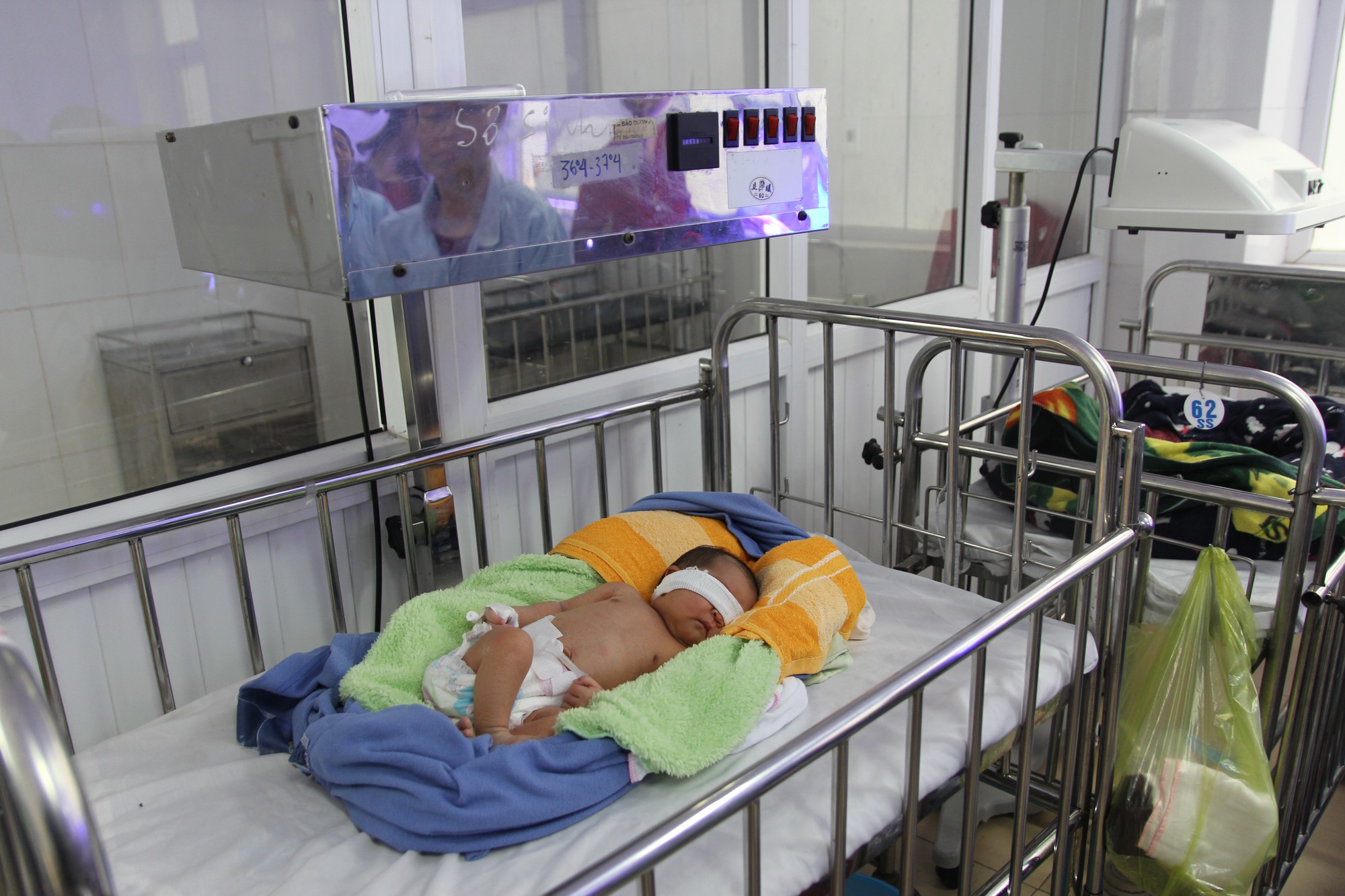 Phát hiện bé sơ sinh bị bỏ rơi, bên cạnh có bình sữa cùng 1 triệu đồng - Ảnh 1. Phát hiện bé sơ sinh bị bỏ rơi, bên cạnh có bình sữa cùng 1 triệu đồng - Ảnh 1.