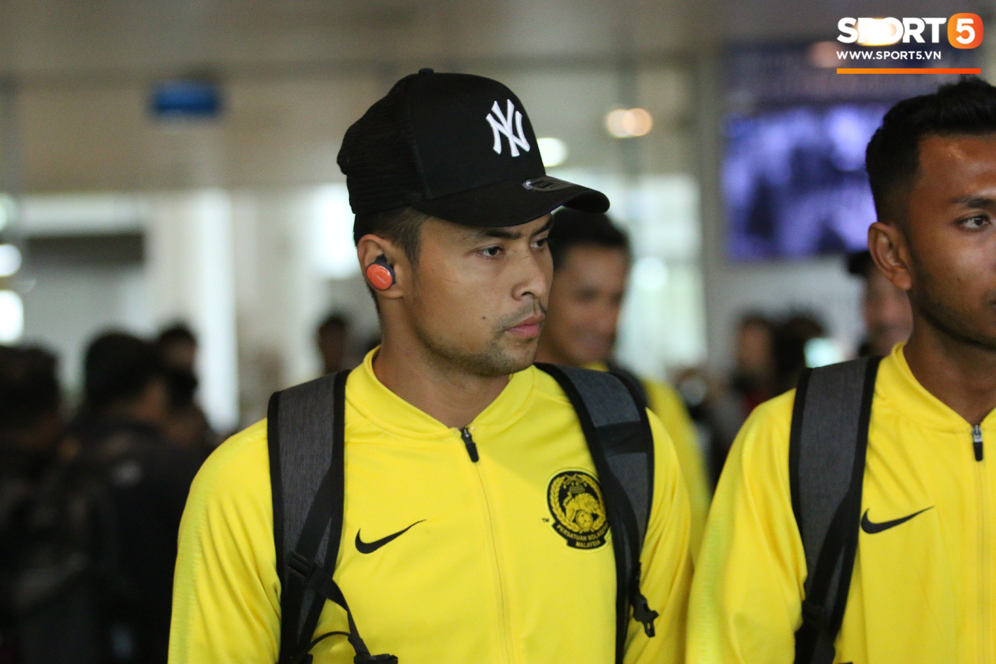 HLV trưởng Malaysia đi cùng người phụ nữ bí ẩn sang Việt Nam đá trận chung kết AFF Cup 2018 - Ảnh 5. HLV trưởng Malaysia đi cùng người phụ nữ bí ẩn sang Việt Nam đá trận chung kết AFF Cup 2018 - Ảnh 5.