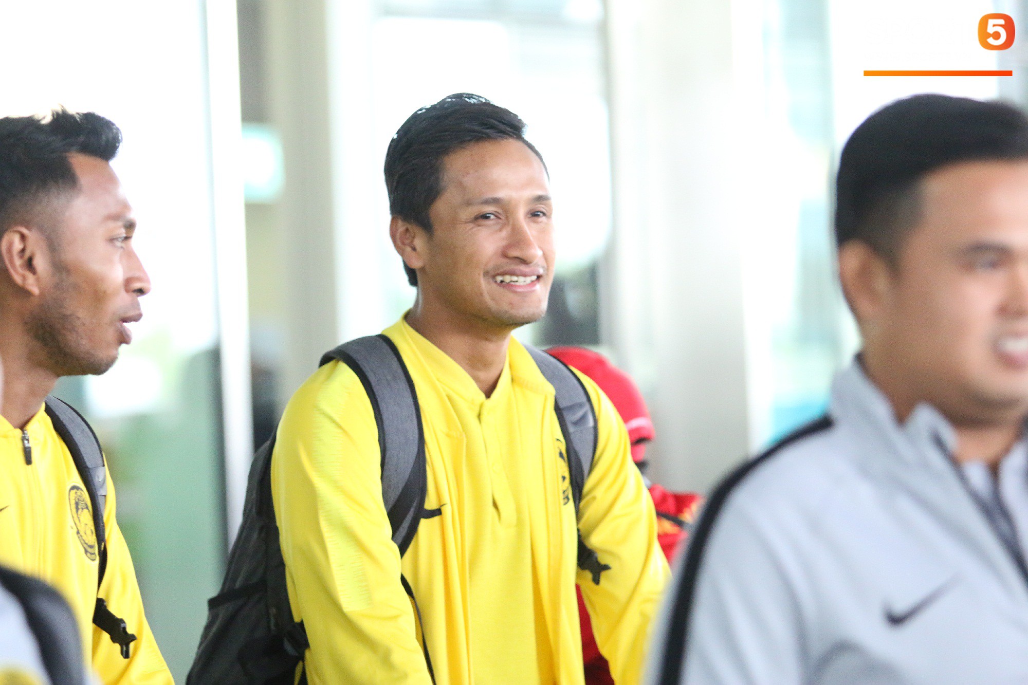 HLV trưởng Malaysia đi cùng người phụ nữ bí ẩn sang Việt Nam đá trận chung kết AFF Cup 2018 - Ảnh 4. HLV trưởng Malaysia đi cùng người phụ nữ bí ẩn sang Việt Nam đá trận chung kết AFF Cup 2018 - Ảnh 4.