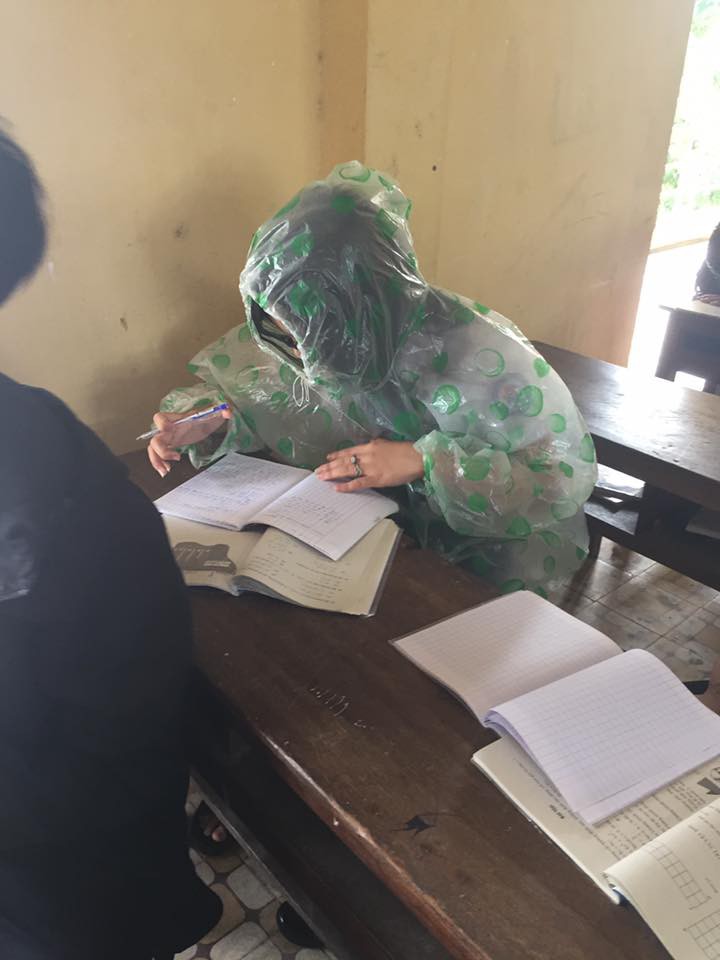 Cách tránh rét của học sinh khi phải đi học mùa đông: Vượt khó, vượt khổ nhưng không kém phần bá đạo, hài hước - Ảnh 1. Cách tránh rét của học sinh khi phải đi học mùa đông: Vượt khó, vượt khổ nhưng không kém phần bá đạo, hài hước - Ảnh 1.