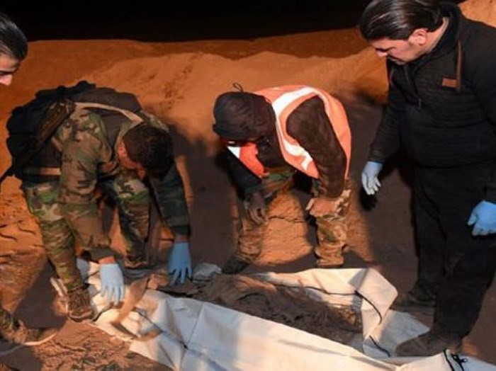 SAA khai quật được 7 hố chôn tập thể với hàng trăm thi thể tại Deir Ezzor - Ảnh 1. SAA khai quật được 7 hố chôn tập thể với hàng trăm thi thể tại Deir Ezzor - Ảnh 1.