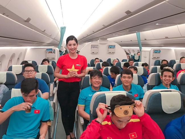 Nữ tiếp viên hàng không xinh đẹp gây bão mạng khi chụp ảnh cùng đội tuyển Việt Nam, tiết lộ bất ngờ về Quang Hải - Ảnh 2.