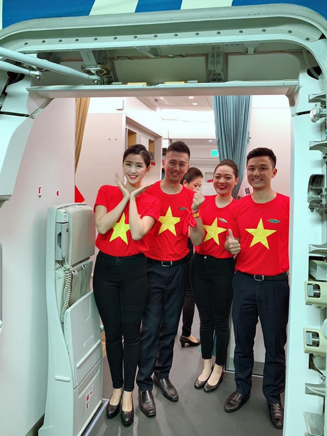 Nữ tiếp viên hàng không xinh đẹp gây bão mạng khi chụp ảnh cùng đội tuyển Việt Nam, tiết lộ bất ngờ về Quang Hải - Ảnh 3.