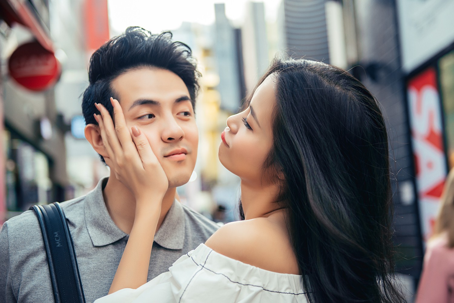 Nhìn Ông Cao Thắng chật vật bê thùng album khủng, Đông Nhi hả hê nhưng không quên dành lời động viên ngọt ngào - Ảnh 5. Nhìn Ông Cao Thắng chật vật bê thùng album khủng, Đông Nhi hả hê nhưng không quên dành lời động viên ngọt ngào - Ảnh 5.