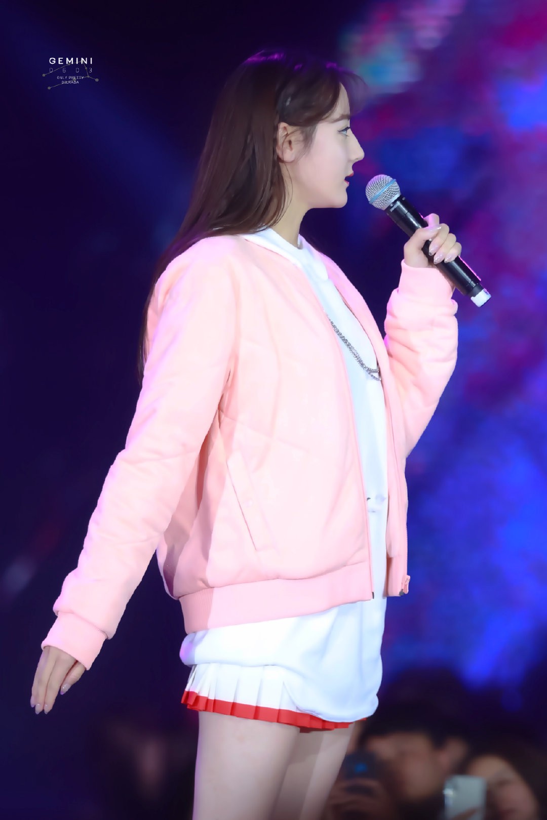 Địch Lệ Nhiệt Ba lại “đốn tim” dân tình khi tết tóc, diện đồ nữ sinh cute như idol Kpop - Ảnh 4. Địch Lệ Nhiệt Ba lại “đốn tim” dân tình khi tết tóc, diện đồ nữ sinh cute như idol Kpop - Ảnh 4.