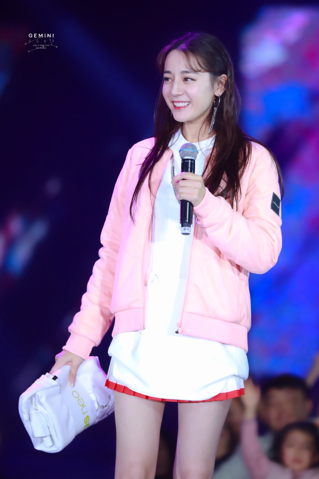 Địch Lệ Nhiệt Ba lại “đốn tim” dân tình khi tết tóc, diện đồ nữ sinh cute như idol Kpop - Ảnh 5. Địch Lệ Nhiệt Ba lại “đốn tim” dân tình khi tết tóc, diện đồ nữ sinh cute như idol Kpop - Ảnh 5.