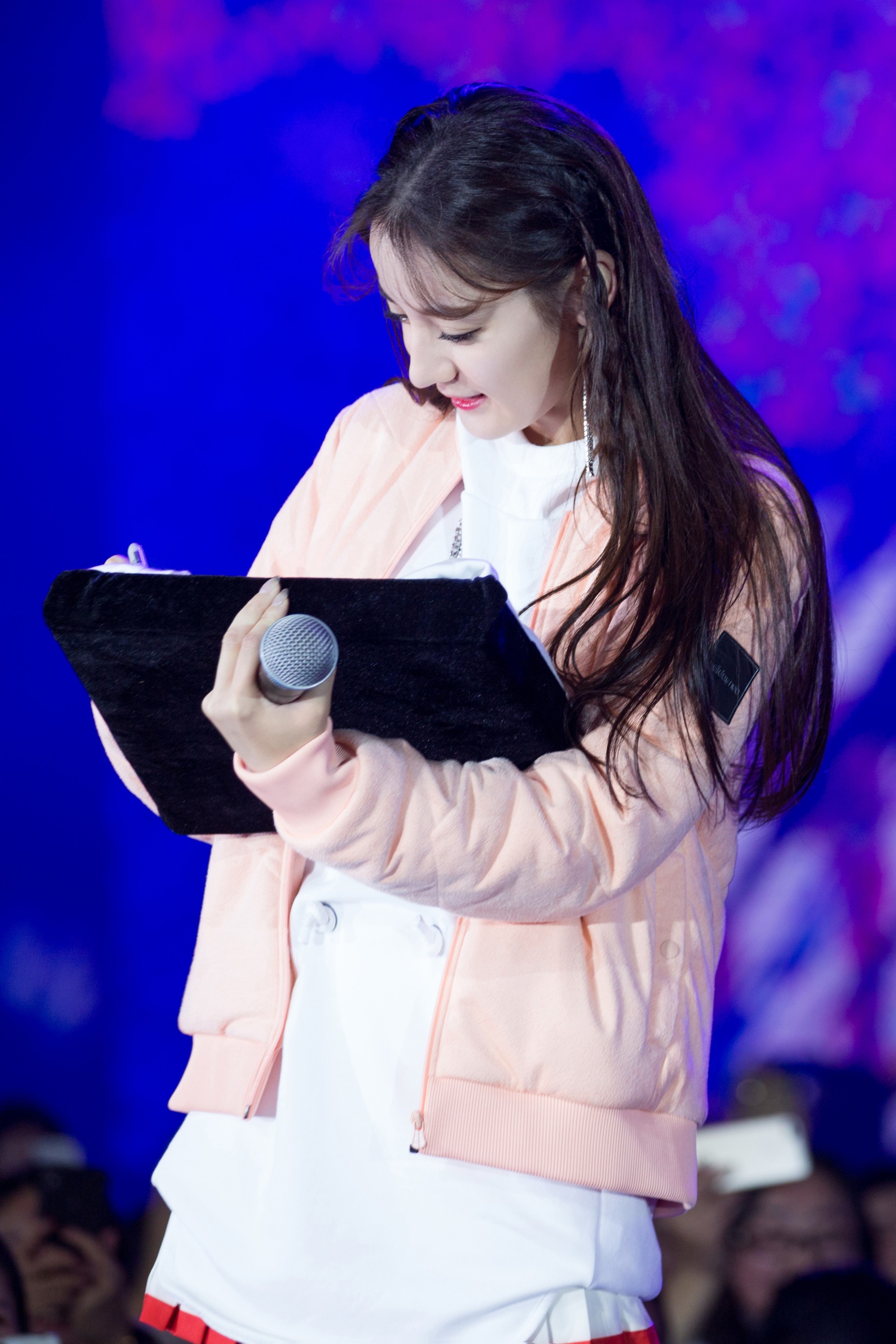 Địch Lệ Nhiệt Ba lại “đốn tim” dân tình khi tết tóc, diện đồ nữ sinh cute như idol Kpop - Ảnh 3. Địch Lệ Nhiệt Ba lại “đốn tim” dân tình khi tết tóc, diện đồ nữ sinh cute như idol Kpop - Ảnh 3.