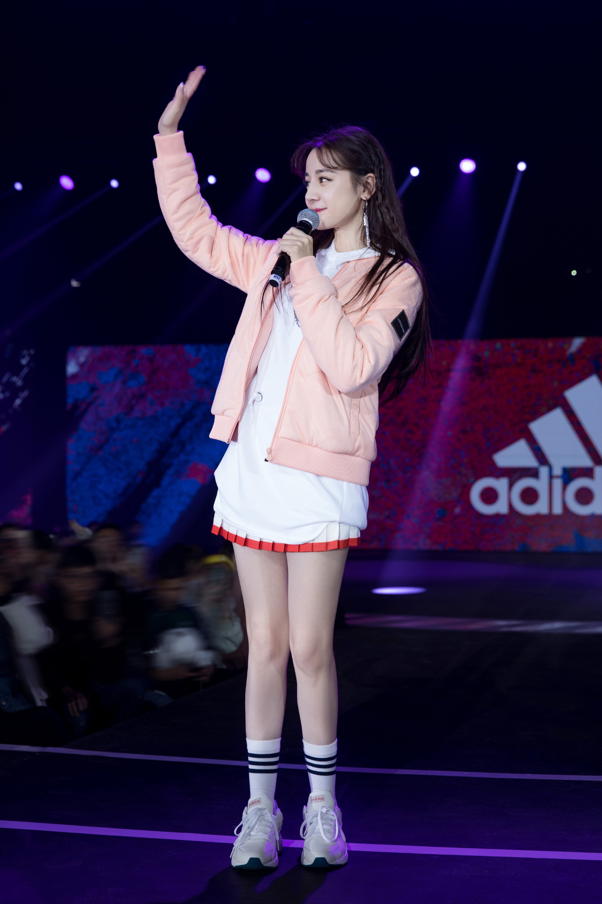 Địch Lệ Nhiệt Ba lại “đốn tim” dân tình khi tết tóc, diện đồ nữ sinh cute như idol Kpop - Ảnh 2. Địch Lệ Nhiệt Ba lại “đốn tim” dân tình khi tết tóc, diện đồ nữ sinh cute như idol Kpop - Ảnh 2.