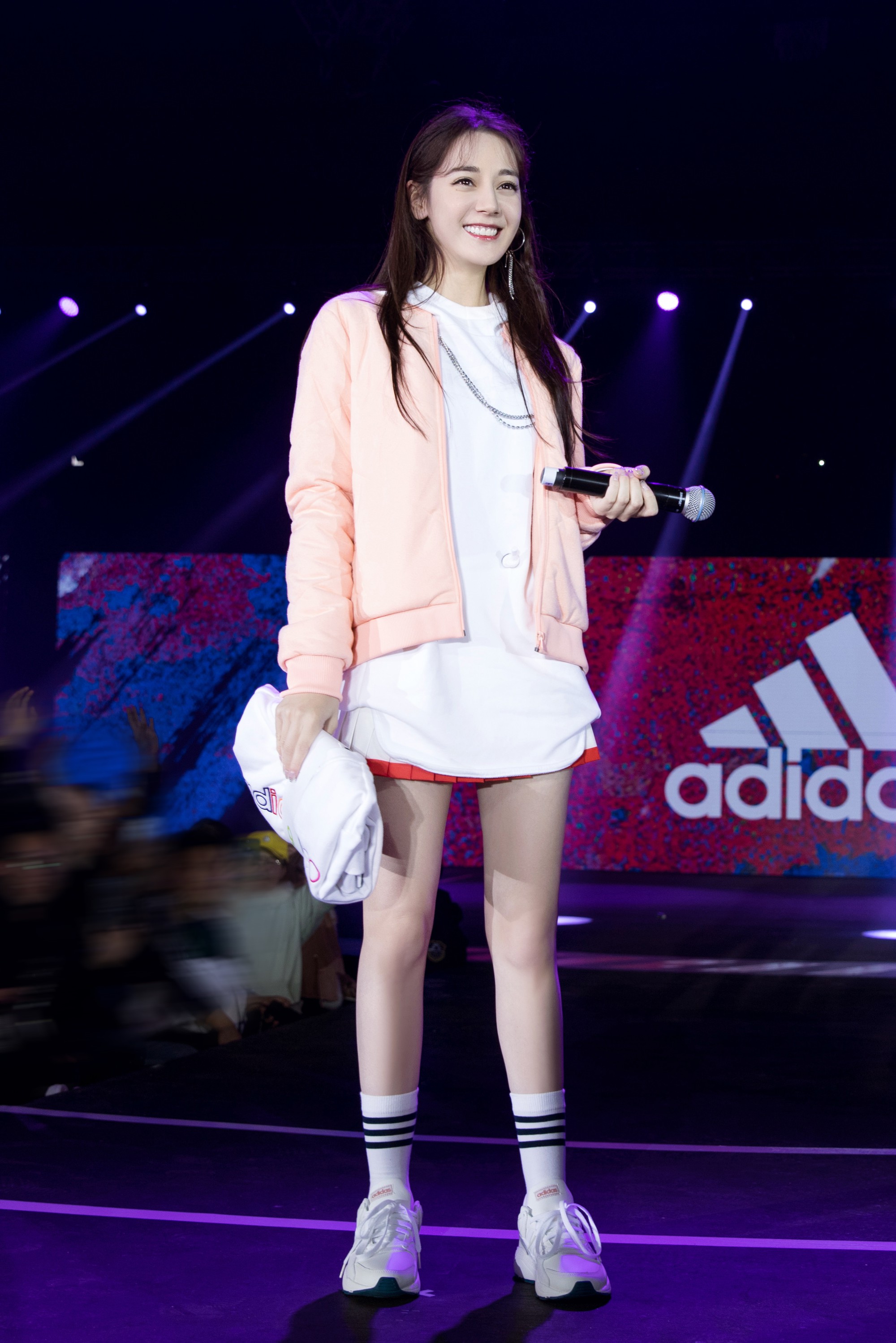 Địch Lệ Nhiệt Ba lại “đốn tim” dân tình khi tết tóc, diện đồ nữ sinh cute như idol Kpop - Ảnh 7. Địch Lệ Nhiệt Ba lại “đốn tim” dân tình khi tết tóc, diện đồ nữ sinh cute như idol Kpop - Ảnh 7.