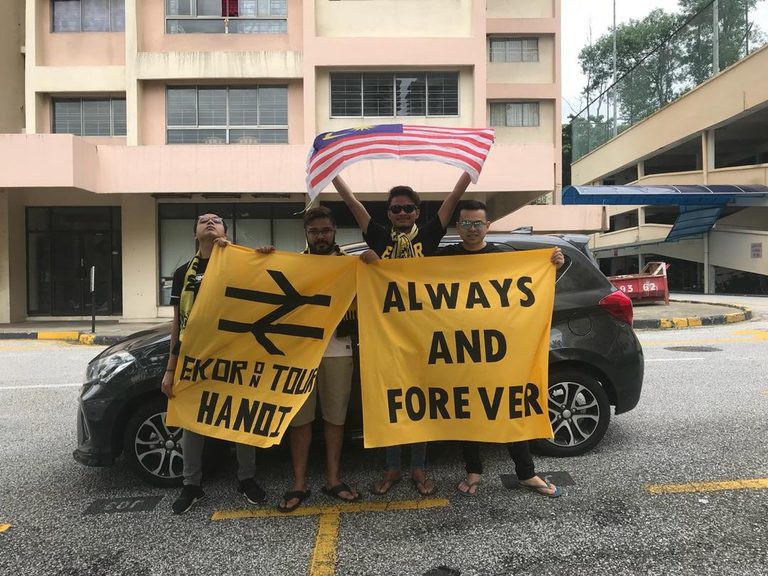 CĐV Malaysia lái xe suốt 1 ngày để đến Việt Nam cổ vũ đội nhà - Ảnh 1. CĐV Malaysia lái xe suốt 1 ngày để đến Việt Nam cổ vũ đội nhà - Ảnh 1.
