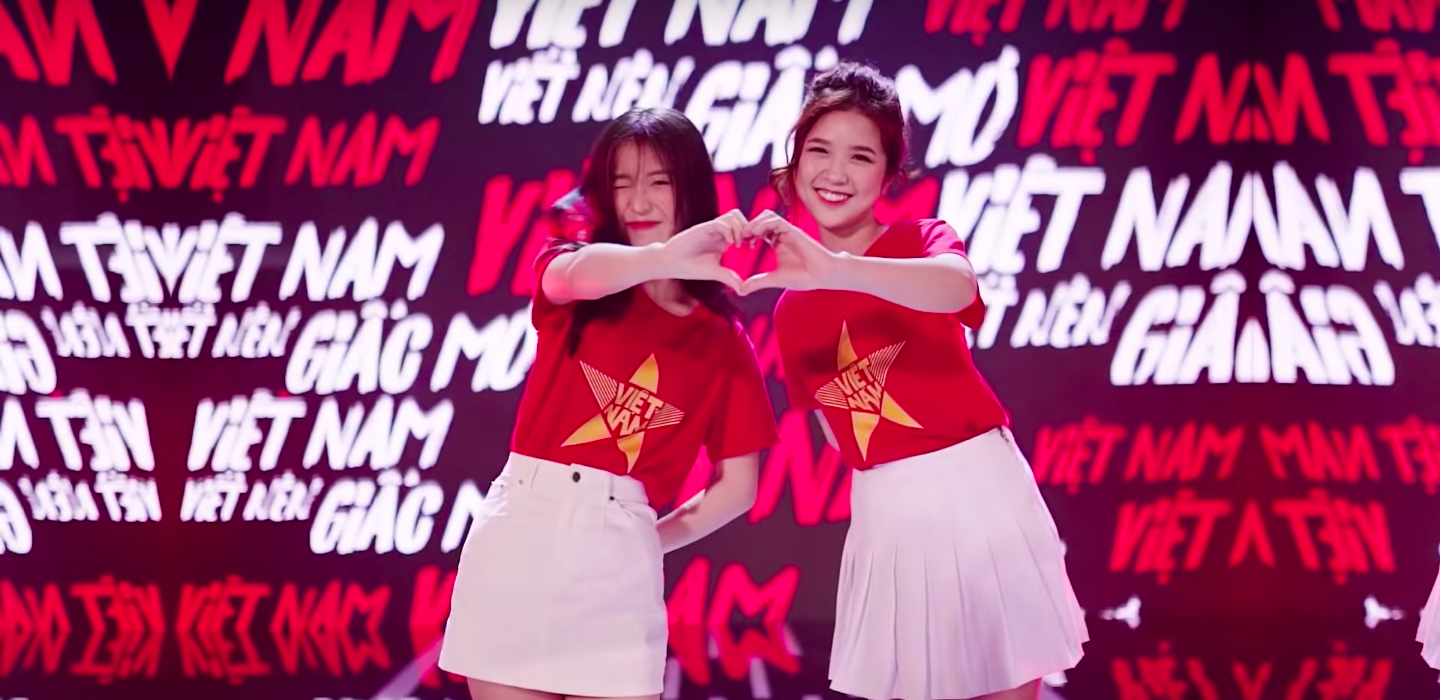 Hơn 50 nghệ sĩ Vpop cùng hoà giọng cổ vũ đội tuyển Việt Nam trước thềm Chung kết AFF Cup 2018 - Ảnh 11. Hơn 50 nghệ sĩ Vpop cùng hoà giọng cổ vũ đội tuyển Việt Nam trước thềm Chung kết AFF Cup 2018 - Ảnh 11.
