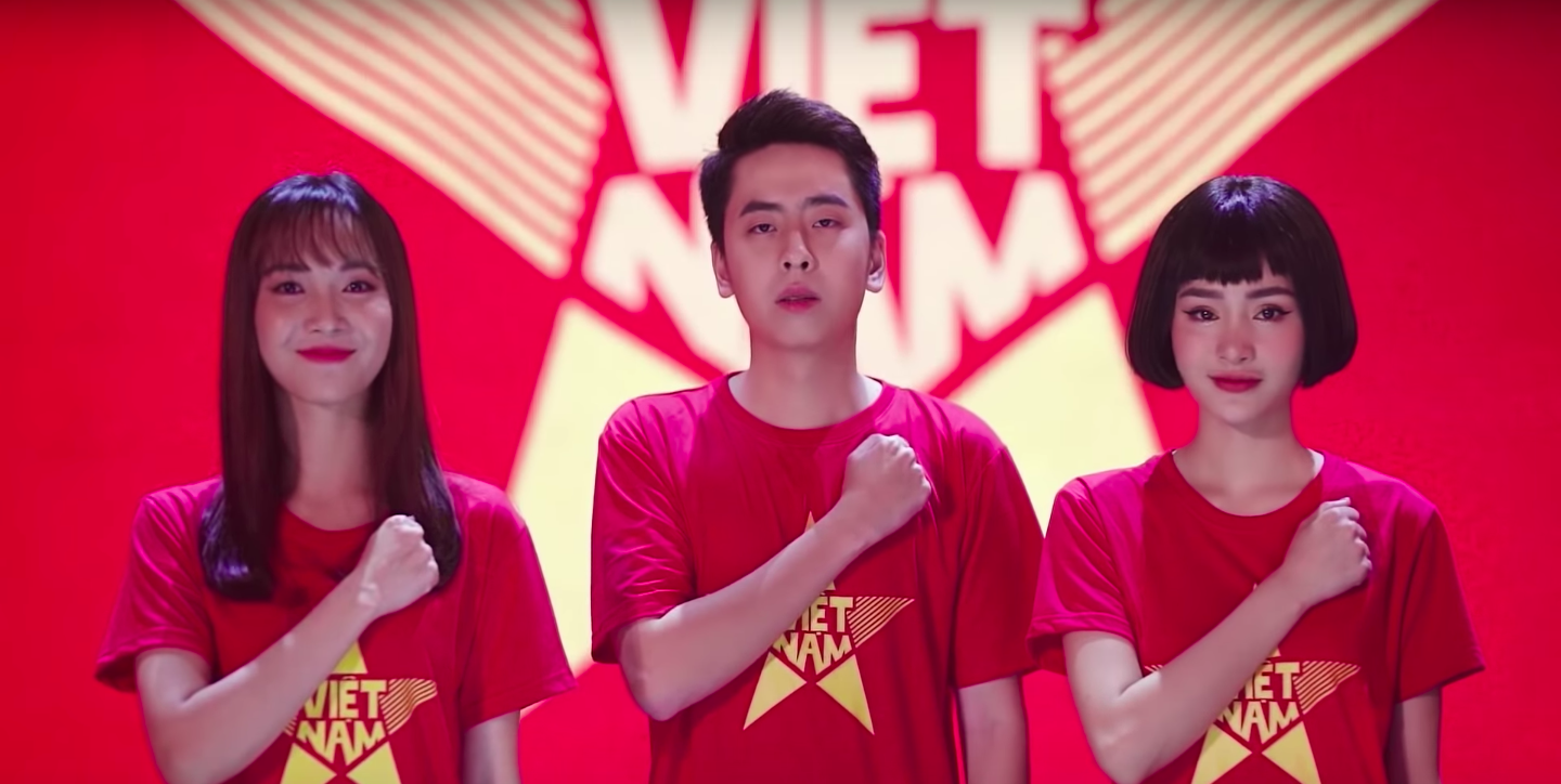 Hơn 50 nghệ sĩ Vpop cùng hoà giọng cổ vũ đội tuyển Việt Nam trước thềm Chung kết AFF Cup 2018 - Ảnh 15. Hơn 50 nghệ sĩ Vpop cùng hoà giọng cổ vũ đội tuyển Việt Nam trước thềm Chung kết AFF Cup 2018 - Ảnh 15.
