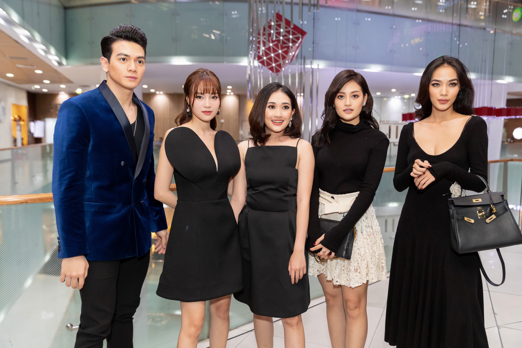 Dàn sao Gái Già Lắm Chiêu 2 bất ngờ gây náo loạn sàn catwalk, chinh phục công chúng bằng BTS ấn tượng của Lâm Gia Khang - Ảnh 5. Dàn sao Gái Già Lắm Chiêu 2 bất ngờ gây náo loạn sàn catwalk, chinh phục công chúng bằng BTS ấn tượng của Lâm Gia Khang - Ảnh 5.