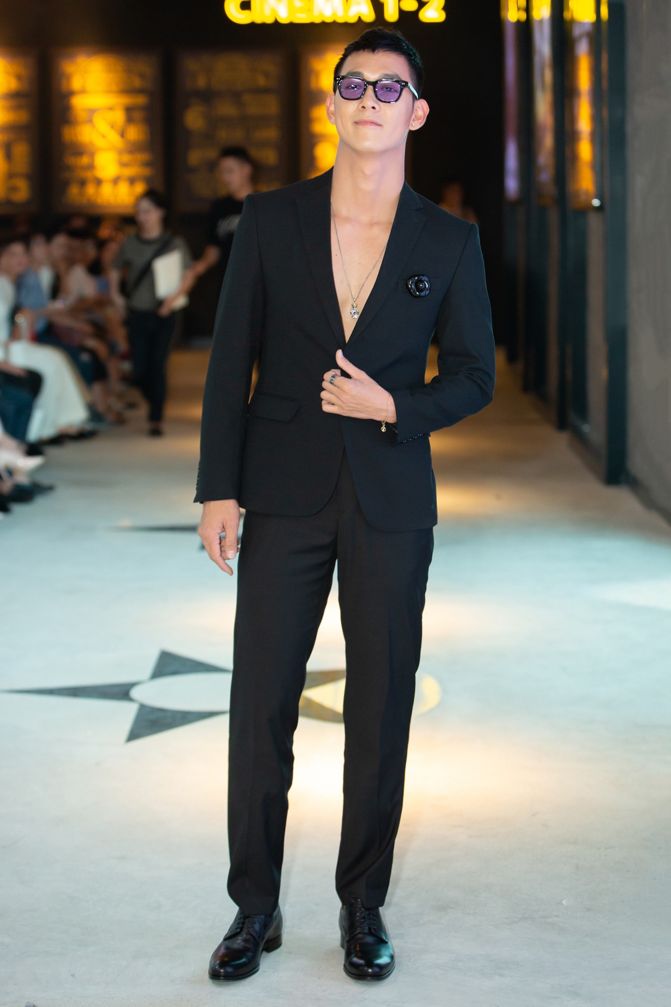 Dàn sao Gái Già Lắm Chiêu 2 bất ngờ gây náo loạn sàn catwalk, chinh phục công chúng bằng BTS ấn tượng của Lâm Gia Khang - Ảnh 3. Dàn sao Gái Già Lắm Chiêu 2 bất ngờ gây náo loạn sàn catwalk, chinh phục công chúng bằng BTS ấn tượng của Lâm Gia Khang - Ảnh 3.