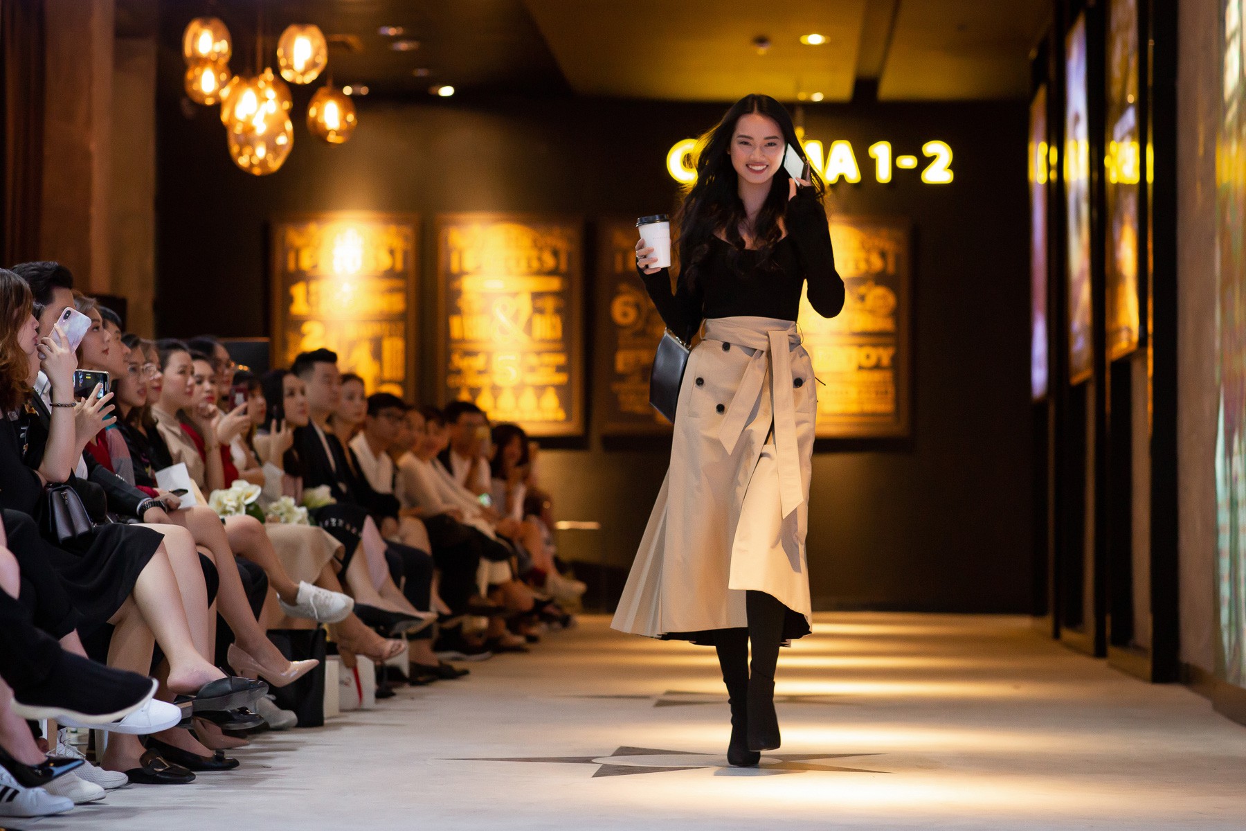 Dàn sao Gái Già Lắm Chiêu 2 bất ngờ gây náo loạn sàn catwalk, chinh phục công chúng bằng BTS ấn tượng của Lâm Gia Khang - Ảnh 7. Dàn sao Gái Già Lắm Chiêu 2 bất ngờ gây náo loạn sàn catwalk, chinh phục công chúng bằng BTS ấn tượng của Lâm Gia Khang - Ảnh 7.