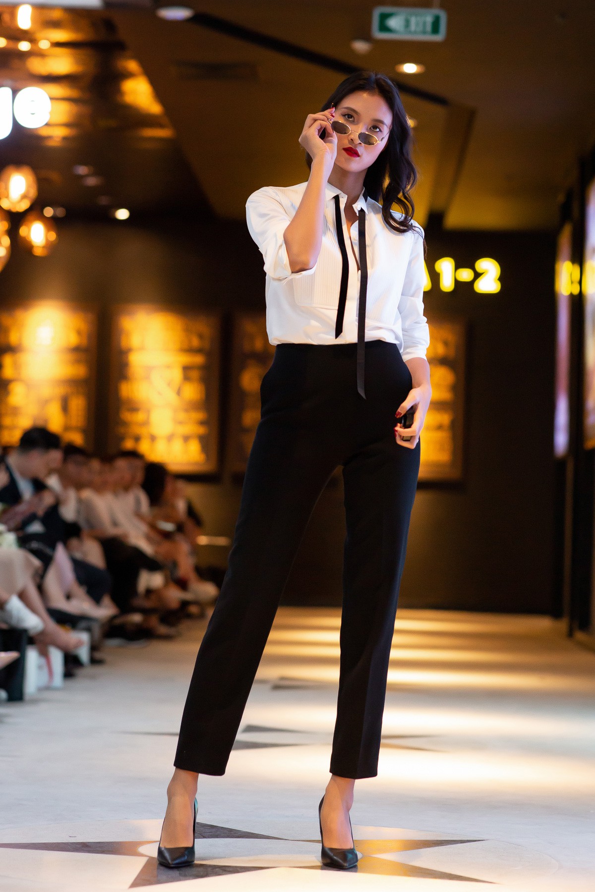 Dàn sao Gái Già Lắm Chiêu 2 bất ngờ gây náo loạn sàn catwalk, chinh phục công chúng bằng BTS ấn tượng của Lâm Gia Khang - Ảnh 9. Dàn sao Gái Già Lắm Chiêu 2 bất ngờ gây náo loạn sàn catwalk, chinh phục công chúng bằng BTS ấn tượng của Lâm Gia Khang - Ảnh 9.