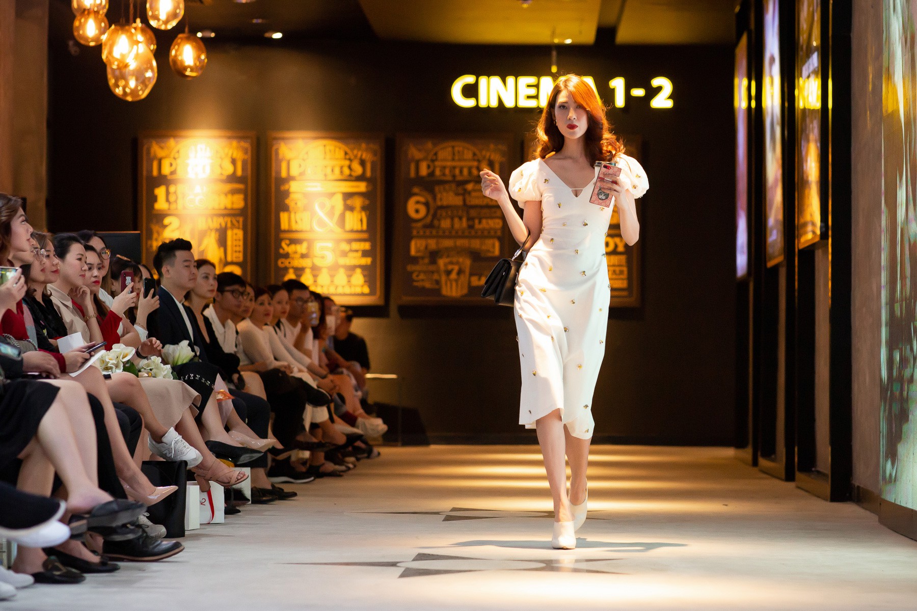 Dàn sao Gái Già Lắm Chiêu 2 bất ngờ gây náo loạn sàn catwalk, chinh phục công chúng bằng BTS ấn tượng của Lâm Gia Khang - Ảnh 8. Dàn sao Gái Già Lắm Chiêu 2 bất ngờ gây náo loạn sàn catwalk, chinh phục công chúng bằng BTS ấn tượng của Lâm Gia Khang - Ảnh 8.