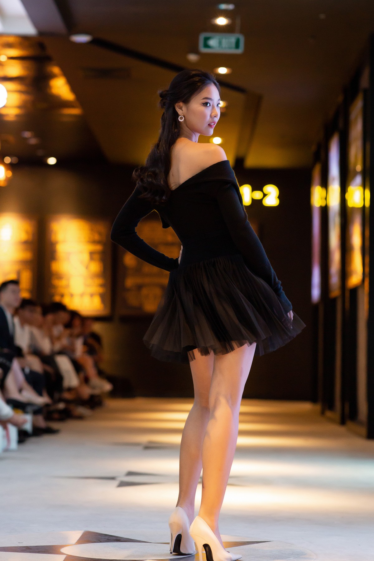 Dàn sao Gái Già Lắm Chiêu 2 bất ngờ gây náo loạn sàn catwalk, chinh phục công chúng bằng BTS ấn tượng của Lâm Gia Khang - Ảnh 13. Dàn sao Gái Già Lắm Chiêu 2 bất ngờ gây náo loạn sàn catwalk, chinh phục công chúng bằng BTS ấn tượng của Lâm Gia Khang - Ảnh 13.