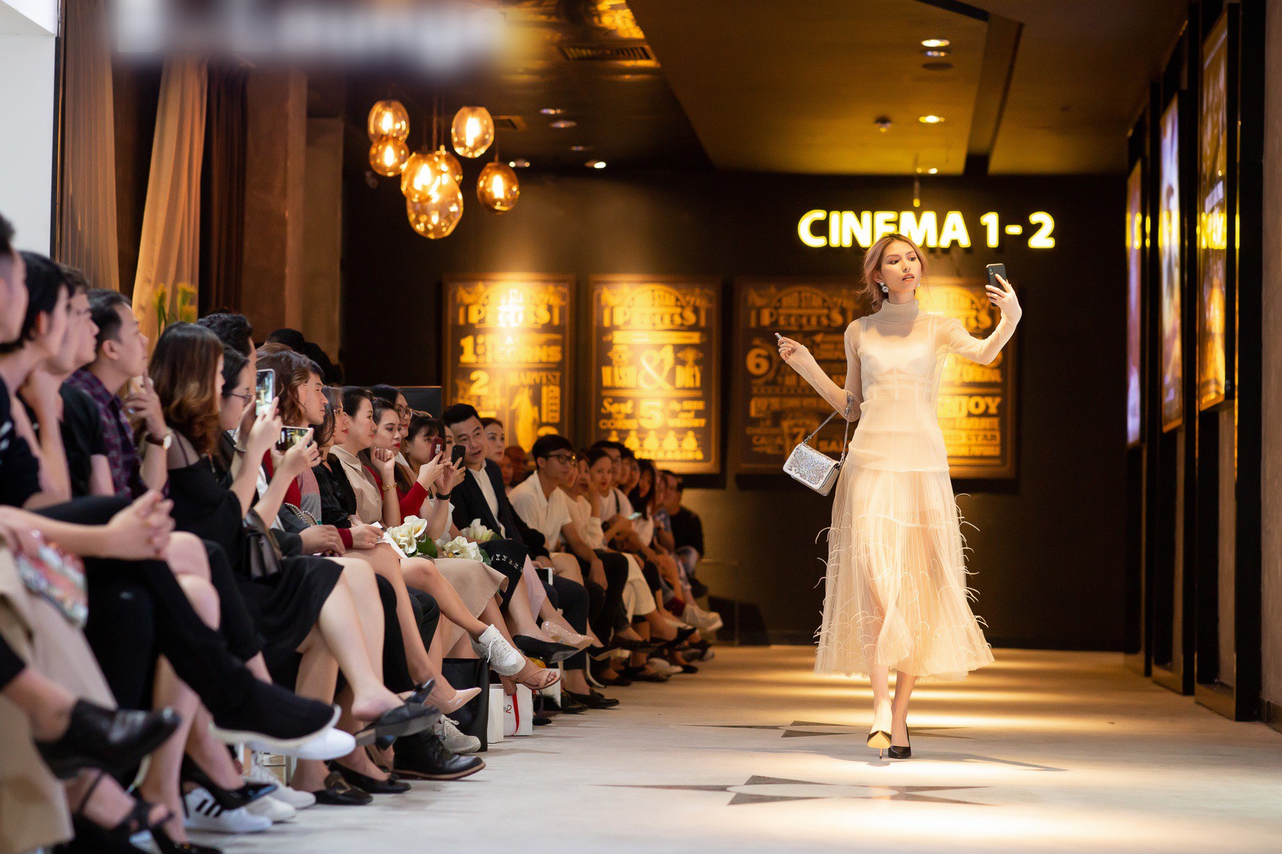 Dàn sao Gái Già Lắm Chiêu 2 bất ngờ gây náo loạn sàn catwalk, chinh phục công chúng bằng BTS ấn tượng của Lâm Gia Khang - Ảnh 11. Dàn sao Gái Già Lắm Chiêu 2 bất ngờ gây náo loạn sàn catwalk, chinh phục công chúng bằng BTS ấn tượng của Lâm Gia Khang - Ảnh 11.