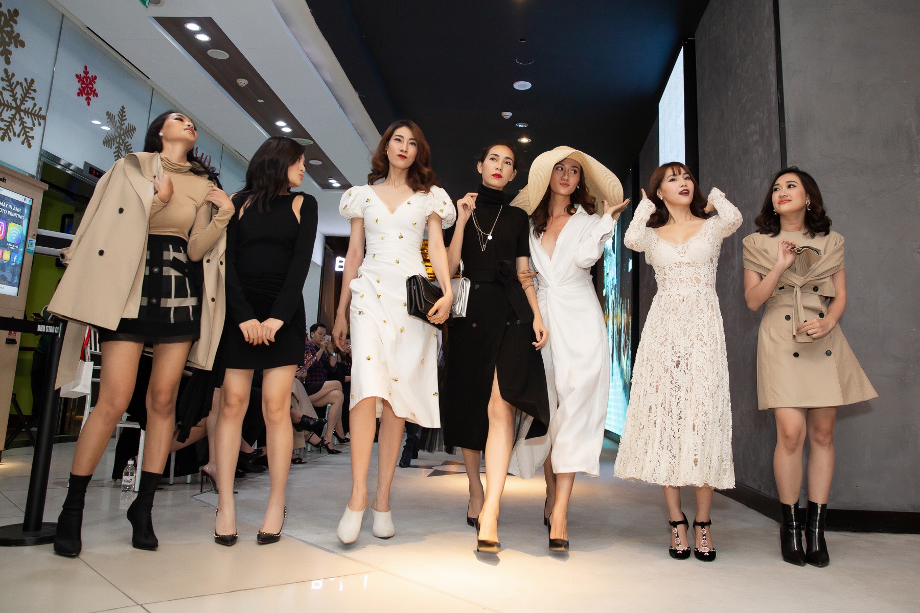 Dàn sao Gái Già Lắm Chiêu 2 bất ngờ gây náo loạn sàn catwalk, chinh phục công chúng bằng BTS ấn tượng của Lâm Gia Khang - Ảnh 16. Dàn sao Gái Già Lắm Chiêu 2 bất ngờ gây náo loạn sàn catwalk, chinh phục công chúng bằng BTS ấn tượng của Lâm Gia Khang - Ảnh 16.