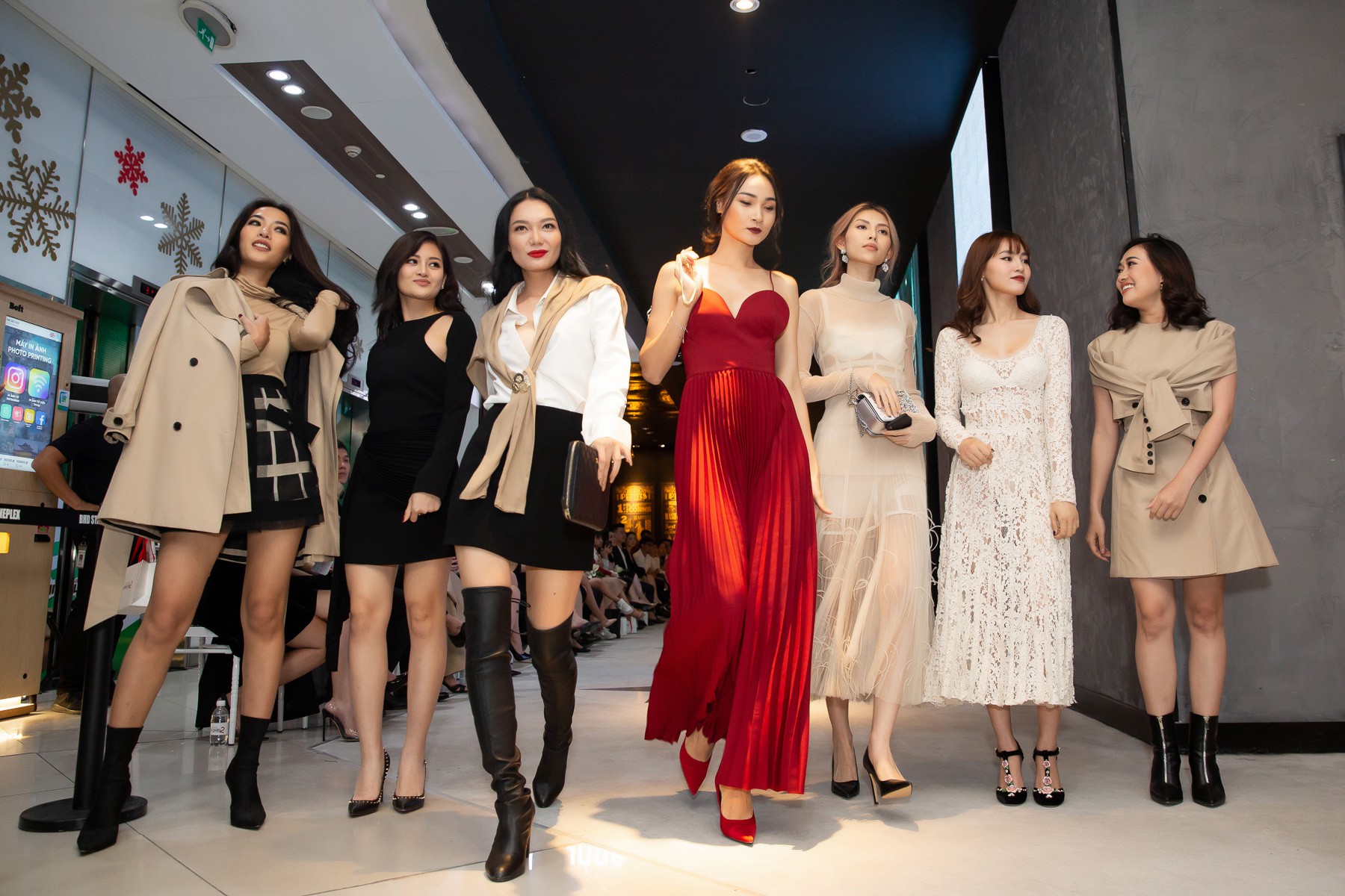 Dàn sao Gái Già Lắm Chiêu 2 bất ngờ gây náo loạn sàn catwalk, chinh phục công chúng bằng BTS ấn tượng của Lâm Gia Khang - Ảnh 17. Dàn sao Gái Già Lắm Chiêu 2 bất ngờ gây náo loạn sàn catwalk, chinh phục công chúng bằng BTS ấn tượng của Lâm Gia Khang - Ảnh 17.