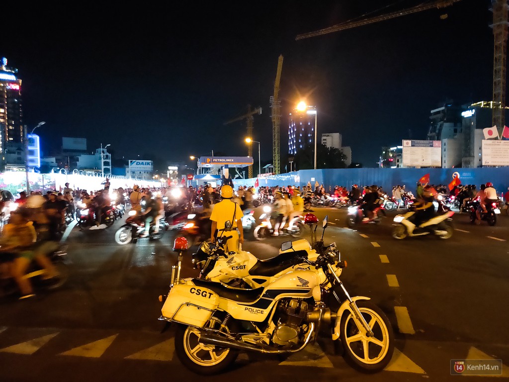Thử thách chụp đêm chung kết AFF Suzuki Cup 2018 bằng Oppo R17 Pro: nhiều cảm xúc và bất ngờ! - Ảnh 13. Thử thách chụp đêm chung kết AFF Suzuki Cup 2018 bằng Oppo R17 Pro: nhiều cảm xúc và bất ngờ! - Ảnh 13.