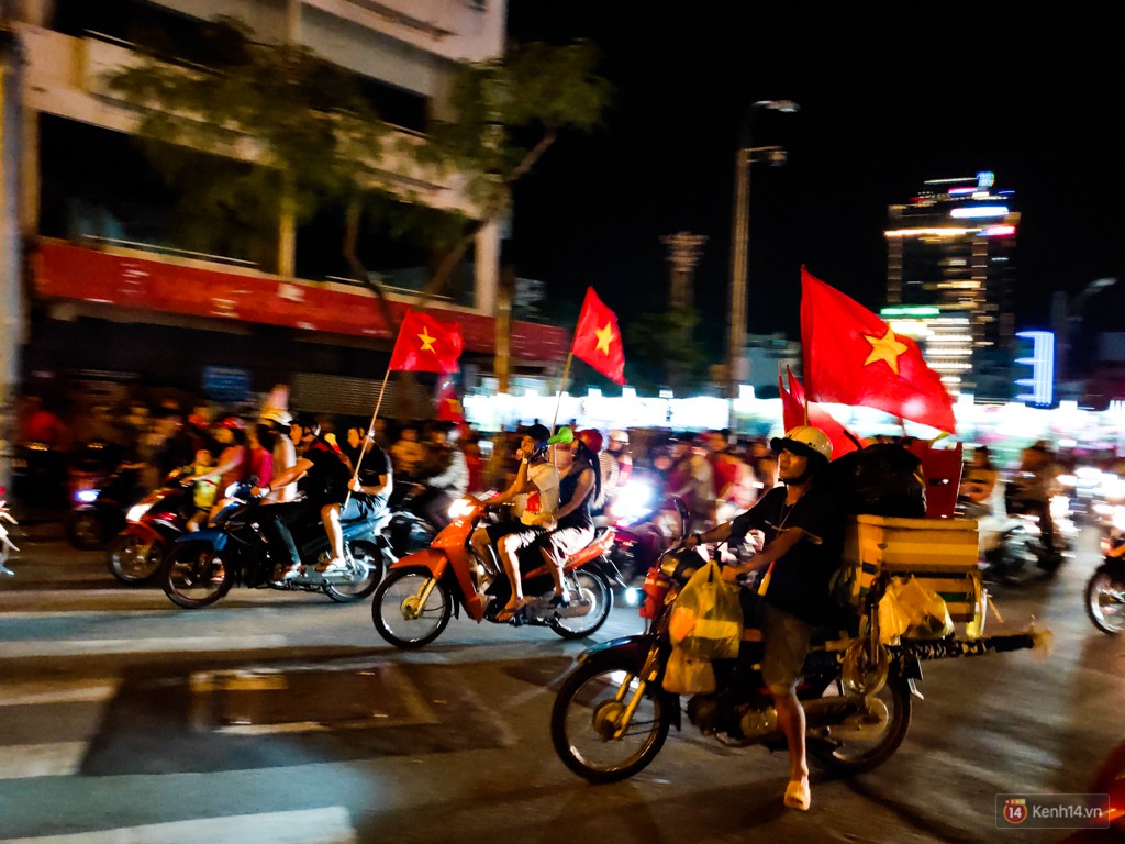 Thử thách chụp đêm chung kết AFF Suzuki Cup 2018 bằng Oppo R17 Pro: nhiều cảm xúc và bất ngờ! - Ảnh 15. Thử thách chụp đêm chung kết AFF Suzuki Cup 2018 bằng Oppo R17 Pro: nhiều cảm xúc và bất ngờ! - Ảnh 15.