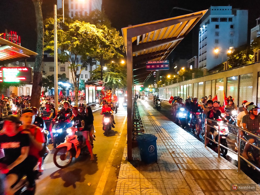 Thử thách chụp đêm chung kết AFF Suzuki Cup 2018 bằng Oppo R17 Pro: nhiều cảm xúc và bất ngờ! - Ảnh 12. Thử thách chụp đêm chung kết AFF Suzuki Cup 2018 bằng Oppo R17 Pro: nhiều cảm xúc và bất ngờ! - Ảnh 12.