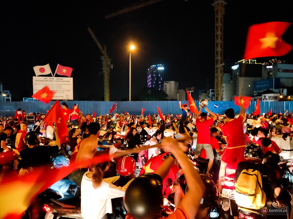 Thử thách chụp đêm chung kết AFF Suzuki Cup 2018 bằng Oppo R17 Pro: nhiều cảm xúc và bất ngờ! - Ảnh 9. Thử thách chụp đêm chung kết AFF Suzuki Cup 2018 bằng Oppo R17 Pro: nhiều cảm xúc và bất ngờ! - Ảnh 9.