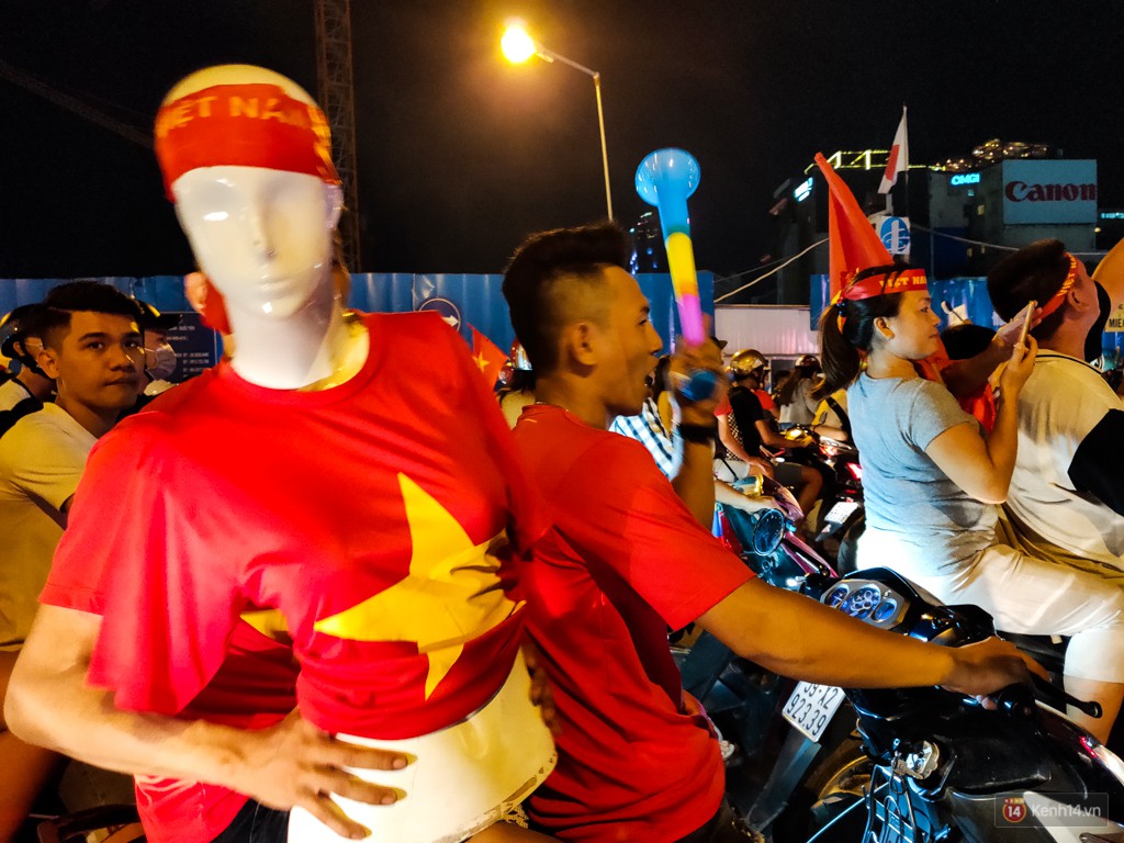 Thử thách chụp đêm chung kết AFF Suzuki Cup 2018 bằng Oppo R17 Pro: nhiều cảm xúc và bất ngờ! - Ảnh 8. Thử thách chụp đêm chung kết AFF Suzuki Cup 2018 bằng Oppo R17 Pro: nhiều cảm xúc và bất ngờ! - Ảnh 8.