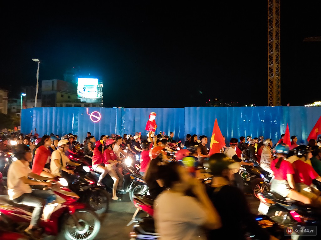 Thử thách chụp đêm chung kết AFF Suzuki Cup 2018 bằng Oppo R17 Pro: nhiều cảm xúc và bất ngờ! - Ảnh 7. Thử thách chụp đêm chung kết AFF Suzuki Cup 2018 bằng Oppo R17 Pro: nhiều cảm xúc và bất ngờ! - Ảnh 7.