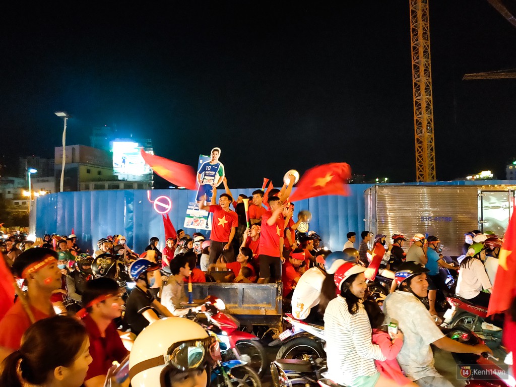 Thử thách chụp đêm chung kết AFF Suzuki Cup 2018 bằng Oppo R17 Pro: nhiều cảm xúc và bất ngờ! - Ảnh 18. Thử thách chụp đêm chung kết AFF Suzuki Cup 2018 bằng Oppo R17 Pro: nhiều cảm xúc và bất ngờ! - Ảnh 18.