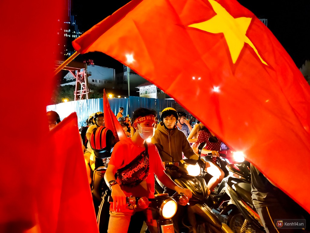 Thử thách chụp đêm chung kết AFF Suzuki Cup 2018 bằng Oppo R17 Pro: nhiều cảm xúc và bất ngờ! - Ảnh 19. Thử thách chụp đêm chung kết AFF Suzuki Cup 2018 bằng Oppo R17 Pro: nhiều cảm xúc và bất ngờ! - Ảnh 19.