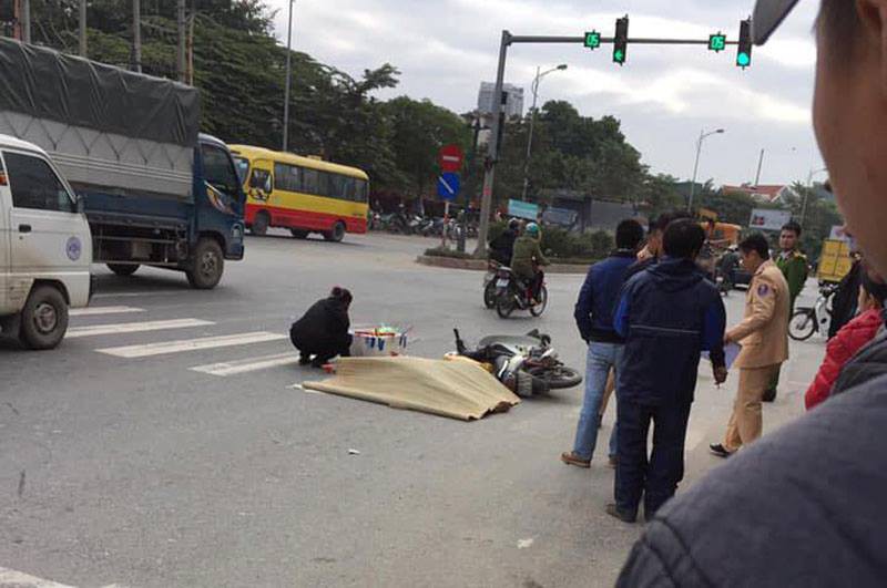 Hà Nội: Dừng đèn đỏ, nam thanh niên 22 tuổi bị xe khách cán tử vong - Ảnh 1. Hà Nội: Dừng đèn đỏ, nam thanh niên 22 tuổi bị xe khách cán tử vong - Ảnh 1.