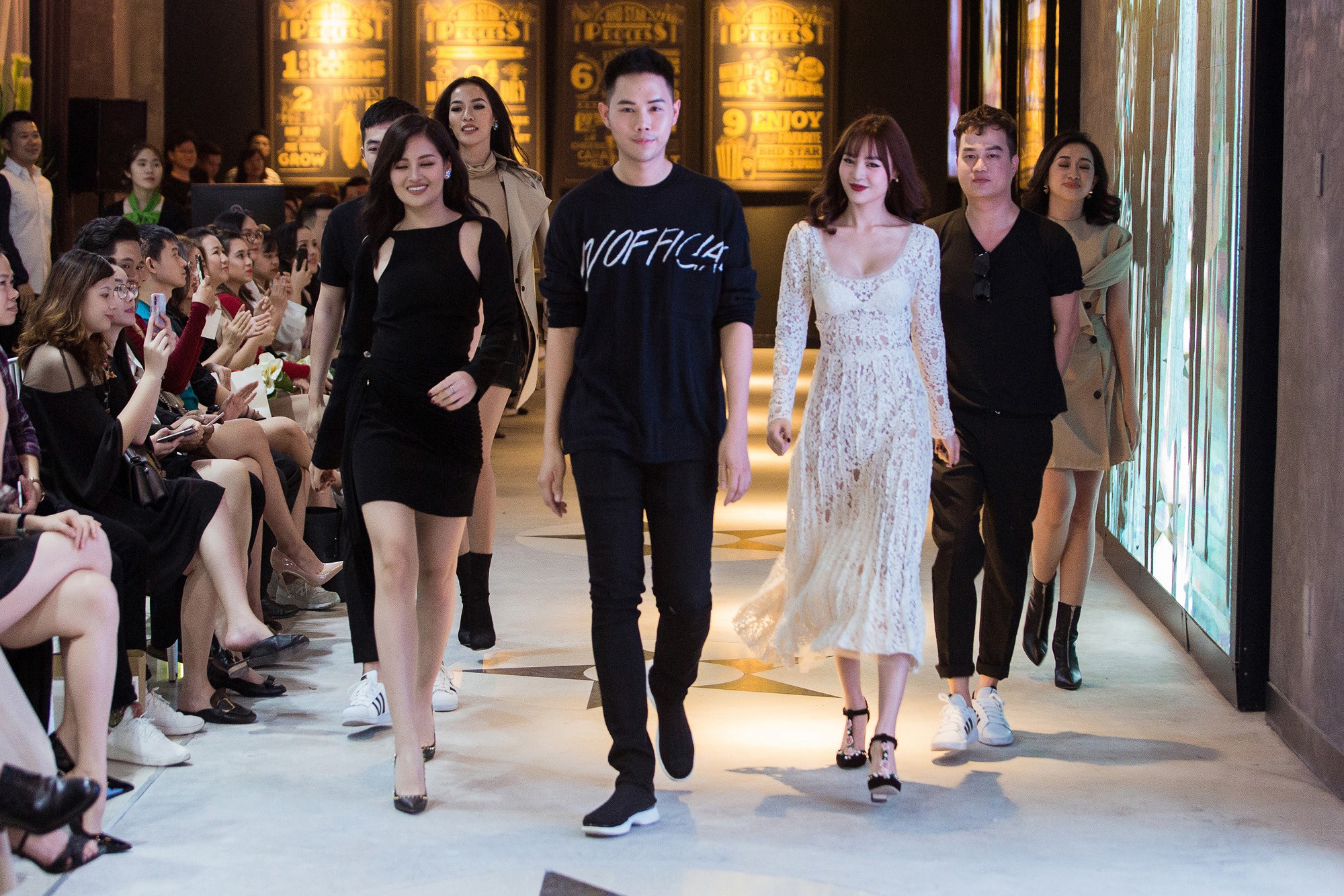 Dàn sao Gái Già Lắm Chiêu 2 bất ngờ gây náo loạn sàn catwalk, chinh phục công chúng bằng BTS ấn tượng của Lâm Gia Khang - Ảnh 18. Dàn sao Gái Già Lắm Chiêu 2 bất ngờ gây náo loạn sàn catwalk, chinh phục công chúng bằng BTS ấn tượng của Lâm Gia Khang - Ảnh 18.