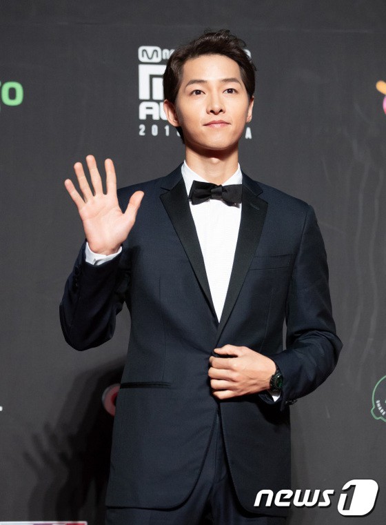 Siêu thảm đỏ MAMA Hong Kong: Angela Baby đối đầu mẹ Kim Tan, Song Joong Ki, BTS và Janet Jackson dẫn đầu dàn sao - Ảnh 3.