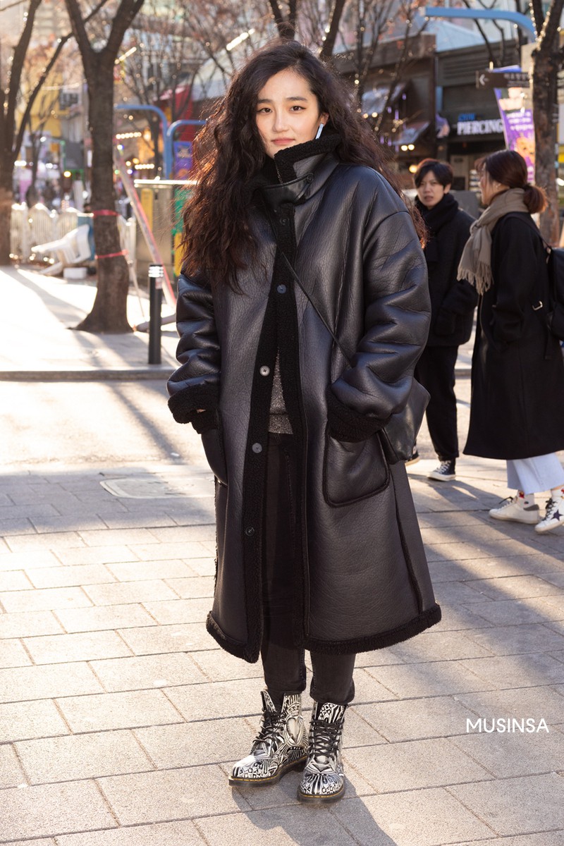 Street style giới trẻ Hàn tuần qua chứng minh: thích mặc kín mít hay sexy thì bạn cũng có cả chục cách mix đồ cho đủ ấm - Ảnh 10.