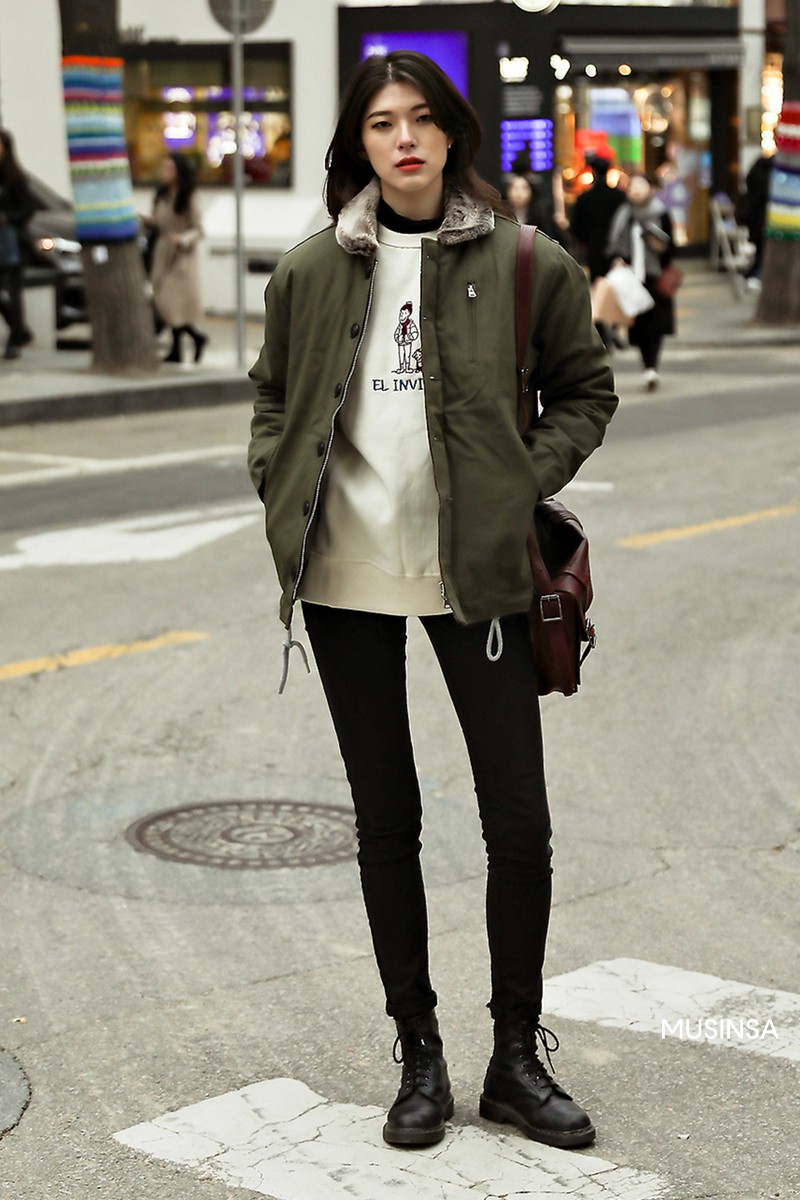 Street style giới trẻ Hàn tuần qua chứng minh: thích mặc kín mít hay sexy thì bạn cũng có cả chục cách mix đồ cho đủ ấm - Ảnh 11.