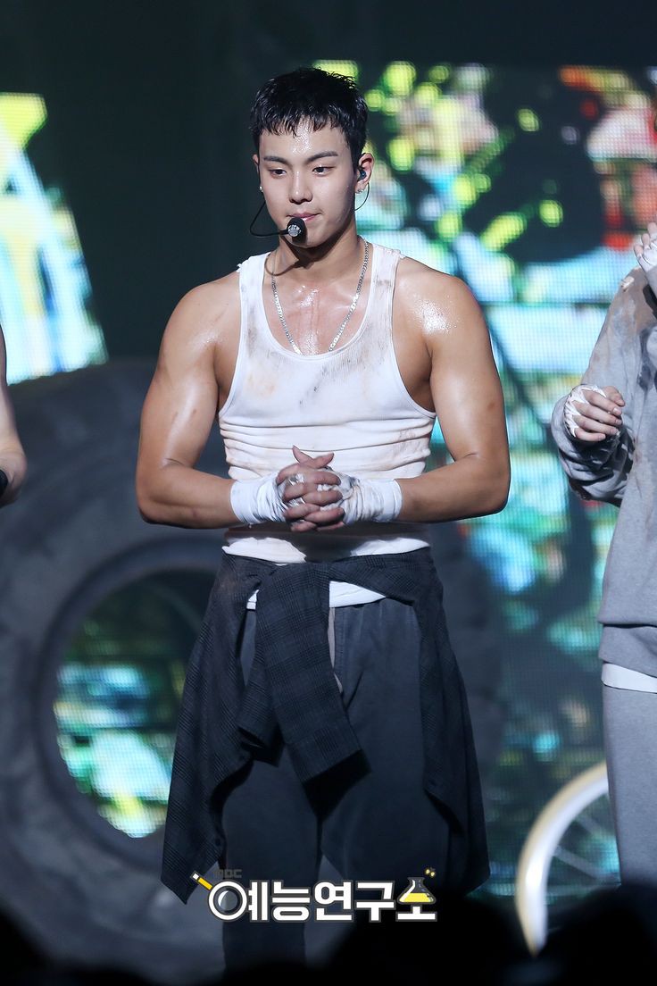 Trai đẹp cơ bắp của MONSTA X bị chấn thương vai khi học cách ném lựu đạn - Ảnh 7. Trai đẹp cơ bắp của MONSTA X bị chấn thương vai khi học cách ném lựu đạn - Ảnh 7.