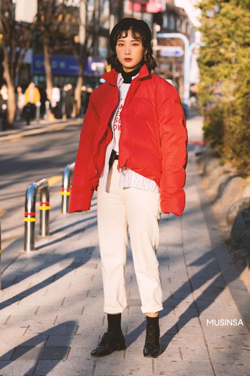 Street style giới trẻ Hàn tuần qua chứng minh: thích mặc kín mít hay sexy thì bạn cũng có cả chục cách mix đồ cho đủ ấm - Ảnh 2.