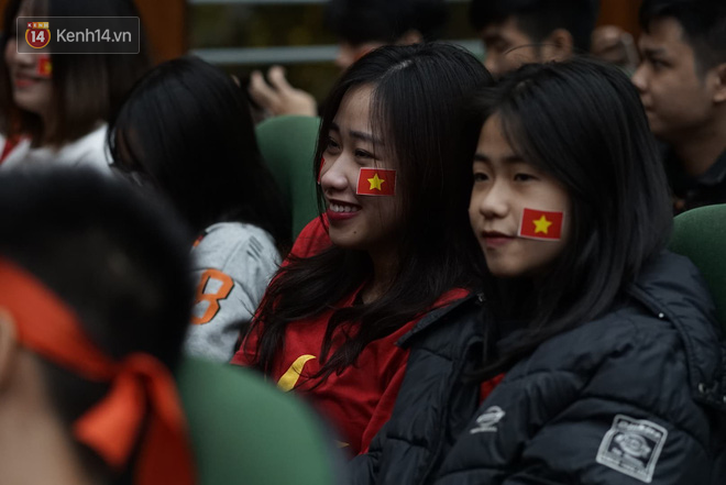 Rợp trời dàn cổ động viên xinh xắn trên khán đài cổ vũ Việt Nam tại CK AFF CUP 2018 của các trường Đại học - Ảnh 6.