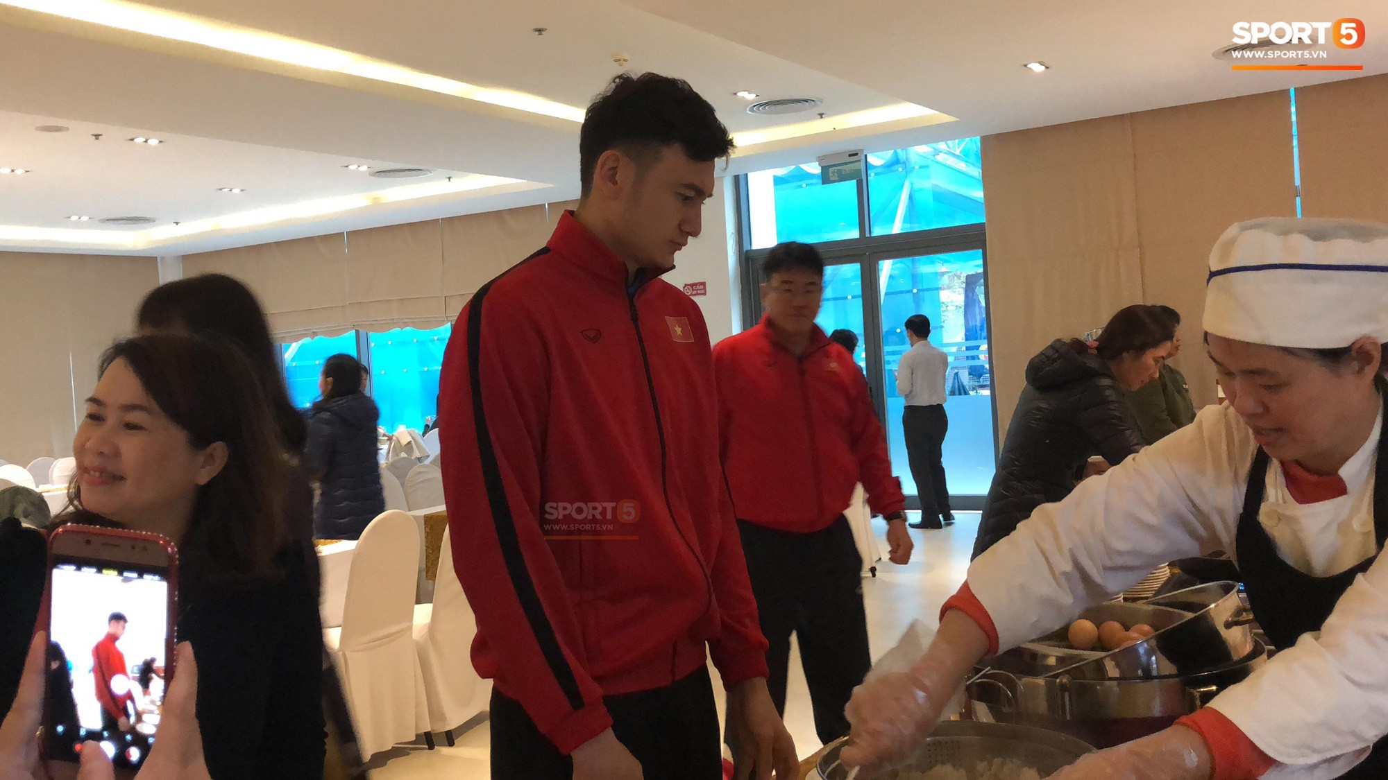 Bữa sáng giản dị của tuyển Việt Nam trước trận chung kết lịch sử - Ảnh 5. Bữa sáng giản dị của tuyển Việt Nam trước trận chung kết lịch sử - Ảnh 5.