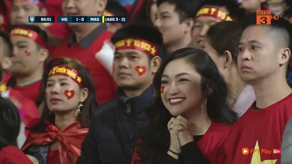 Gái xinh chiếm sóng truyền hình góp phần làm nên trận chung kết mĩ mãn - Ảnh 1. Gái xinh chiếm sóng truyền hình góp phần làm nên trận chung kết mĩ mãn - Ảnh 1.