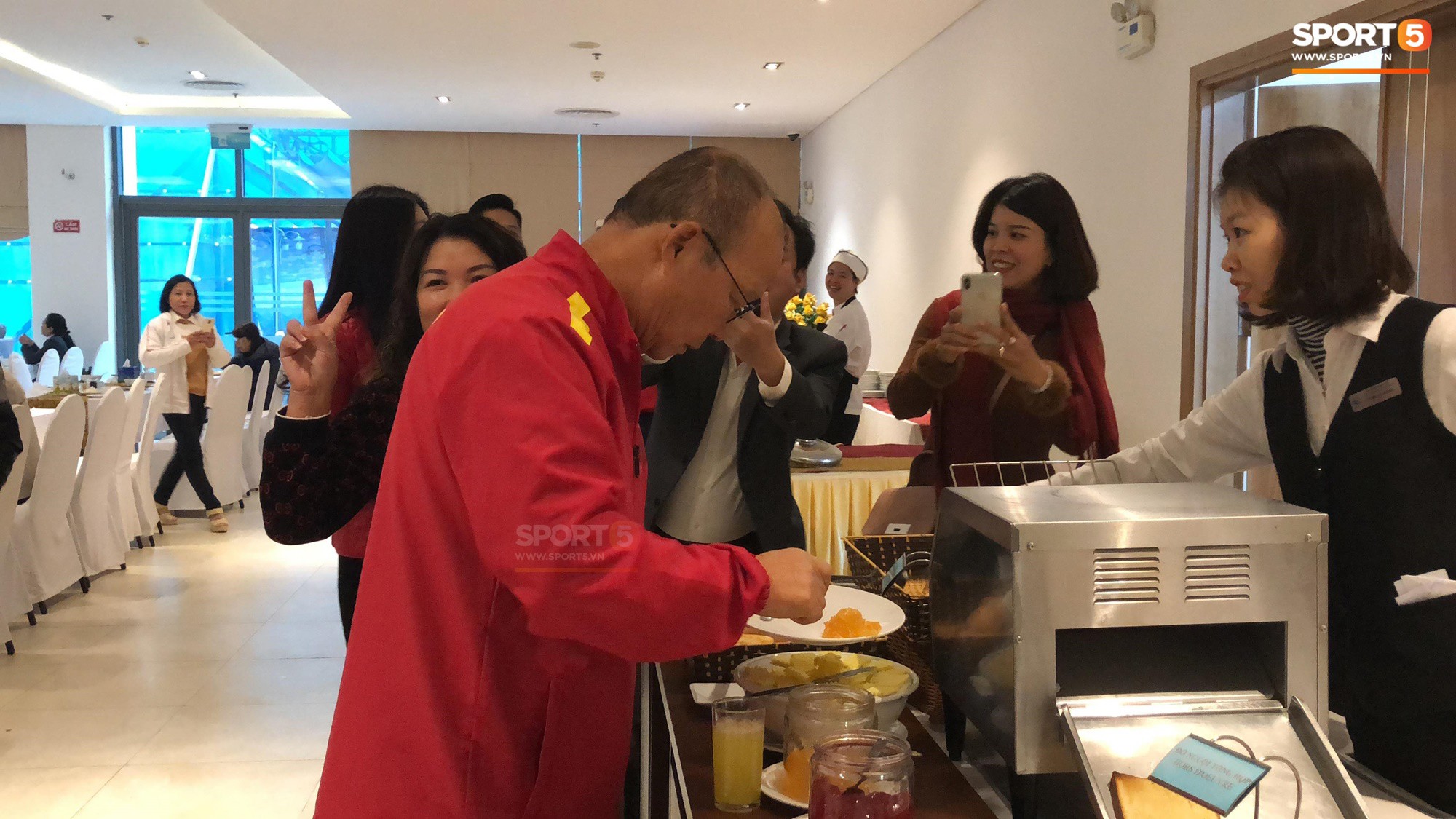 Bữa sáng giản dị của tuyển Việt Nam trước trận chung kết lịch sử - Ảnh 4. Bữa sáng giản dị của tuyển Việt Nam trước trận chung kết lịch sử - Ảnh 4.