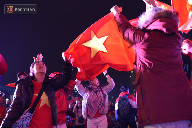 Sinh viên ăn mừng: Vô địch rồi, ngẩng cao đầu hô vang Việt Nam chiến thắng thôi anh em bạn bè ơi - Ảnh 5.