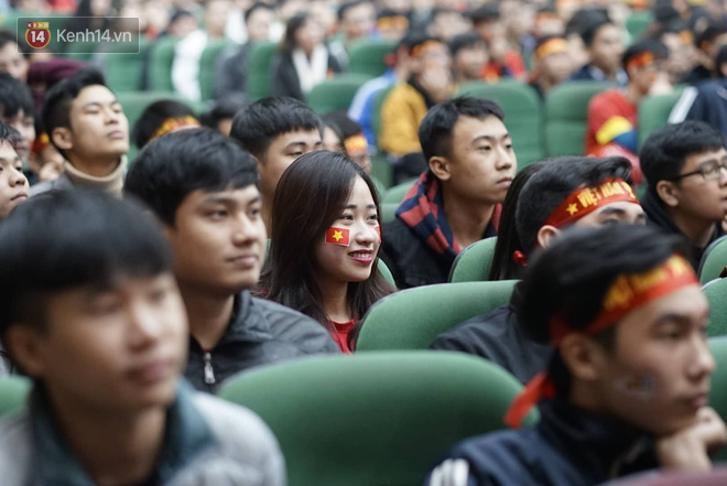 Rợp trời dàn cổ động viên xinh xắn trên khán đài cổ vũ Việt Nam tại CK AFF CUP 2018 của các trường Đại học - Ảnh 4.