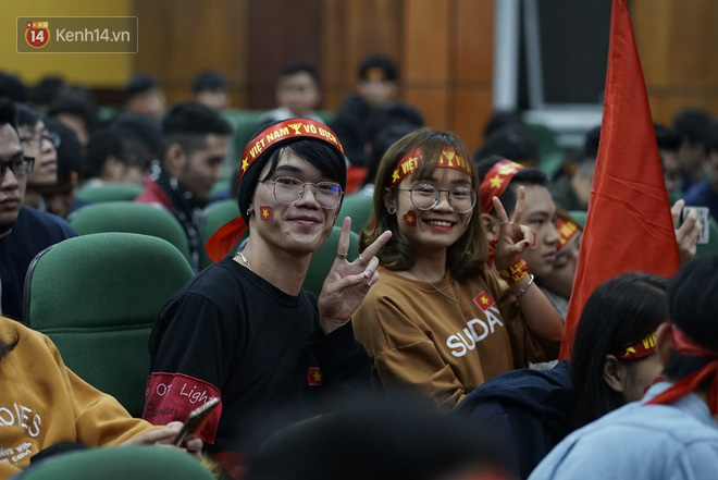 Rợp trời dàn cổ động viên xinh xắn trên khán đài cổ vũ Việt Nam tại CK AFF CUP 2018 của các trường Đại học - Ảnh 7.